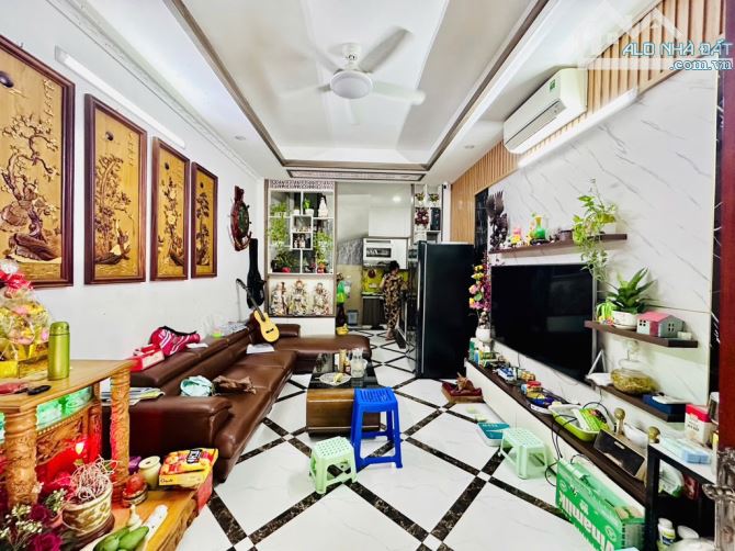 Cần Bán nhà phố Nguyễn Đức Cảnh : Vị Trí Đẹp - Ô Tô Đỗ Cổng - Mặt Tiền Rộng - 2
