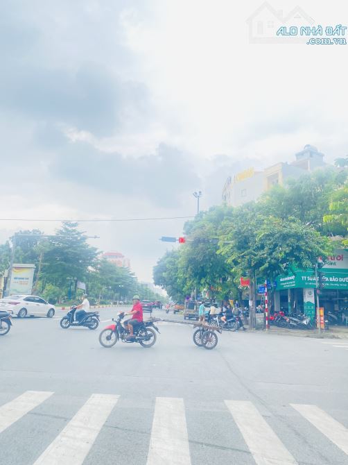 NHÀ NGHĨA ĐÔ- CẦU GIẤY- DÂN XÂY KIÊN CỐ- 3 Ô TÔ THỨC TRONG NHÀ- 85m- 17.x TỶ - 2