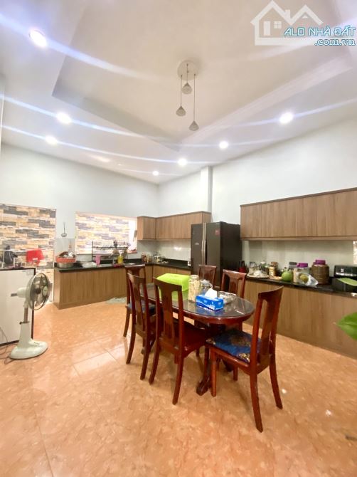 BIỆT THỰ MẶT TIỀN VIP HIỆP PHÚ - 180M2 - 3 TẦNG - GẦN GA METRO - NGẢ TƯ THỦ ĐỨC 17.x TỶ - 2
