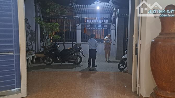 CẦN TIỀN XÂY NHÀ BÁN GẤP CĂN 2 MẶT TIỀN 8.5x11m NHÀ PHỐ DĨ AN, ĐANG CHO THUÊ DÒNG TIỀN - 3