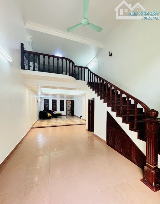 NHÀ NGHĨA ĐÔ- CẦU GIẤY- DÂN XÂY KIÊN CỐ- 3 Ô TÔ THỨC TRONG NHÀ- 85m- 17.x TỶ - 3