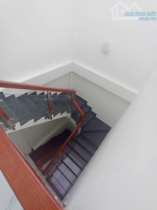NHÀ MỚI ĐẸP 3 TẦNG GẦN LÊ VĂN THỊNH QUẬN 2 - 4