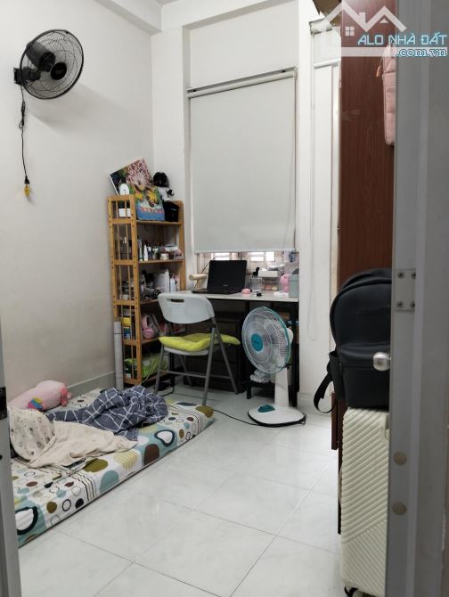 Chỉ 3,5 tỷ - nhà 3 tầng BTCT - sổ riêng- hoàn công chuẩn - chưa qua đầu tư - 4