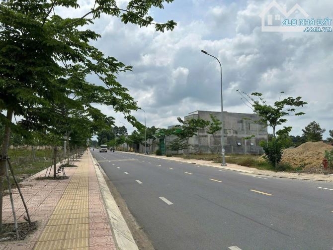 TRONG TAY CÓ 1TỶ THÌ ĐÃ SỞ HỮU ĐƯỢC LÔ ĐẤT NỀN MẶT TIỀN HƯỚNG THẲNG VỀ SÂN BAY LONG THÀNH