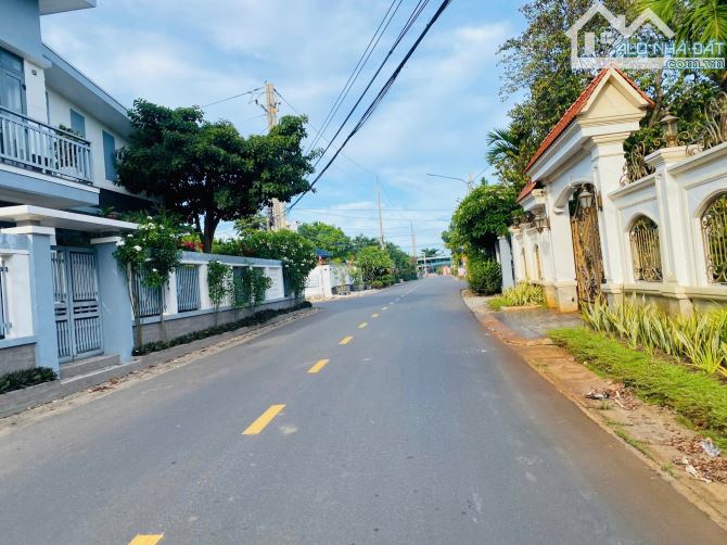 👉 Lô đất quá đẹp hai mặt tiền, khu dân cư , gần biển Một mặt tiền đường nhựa chính tim