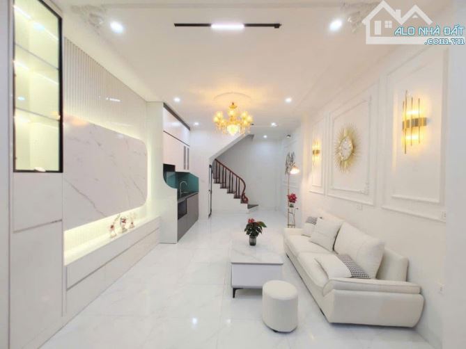 LẠC LONG QUÂN -36M x 5 TẦNG - NHỈNH 8 Tỷ - Nhà Đẹp Dân Xây - Ô Tô Đỗ Gần