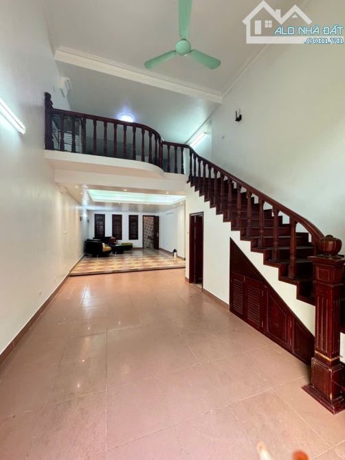 Nhà Trần Cung - 81m2 x 5 tầng - Gara ô tô - 30m ra phố - Gần BV E