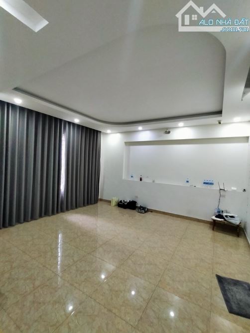 Cho thuê nhà Hoàng Quốc Việt – Cầu Giấy DT 65m x 5 tầng, ôtô đỗ, nở hậu giá 18tr/th