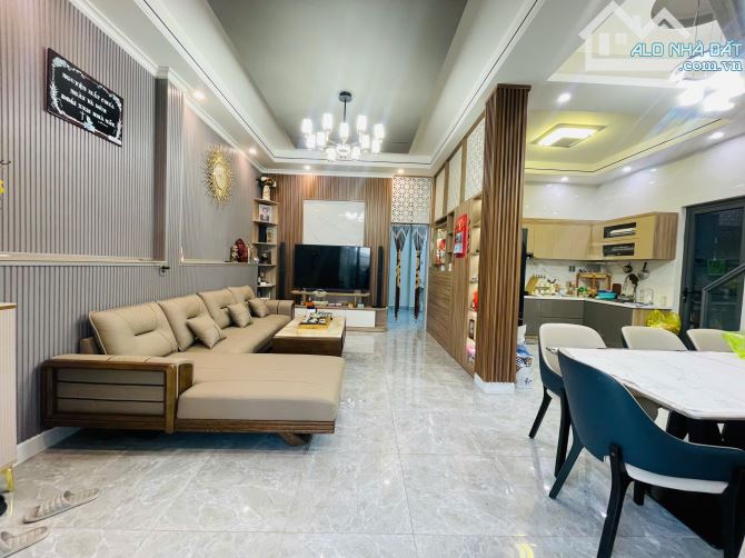 🏡Hàng hiếm Bán nhà tâm huyết hẽm ô tô, Dt : 90m2  đường Hùng Vương,p10,phường Lâm Viên