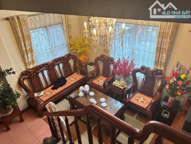 SIÊU PHẨM GẦN PHỐ TRẦN CUNG – NHÀ ĐẸP – NGÕ NÔNG 2 NHÀ RA PHỐ – Ô TÔ ĐỖ CỬA - NHỈNH 9 TỶ
