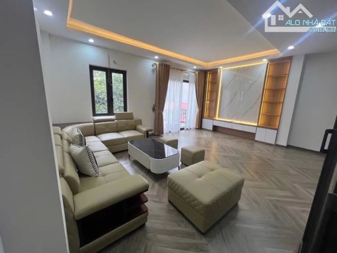 Bán Nhà Nguyễn Văn Cừ 45m2 6T, Thang Máy, Ô Tô Đỗ Cạnh Nhà, Cạnh BV Tâm Anh - 11.x Tỷ