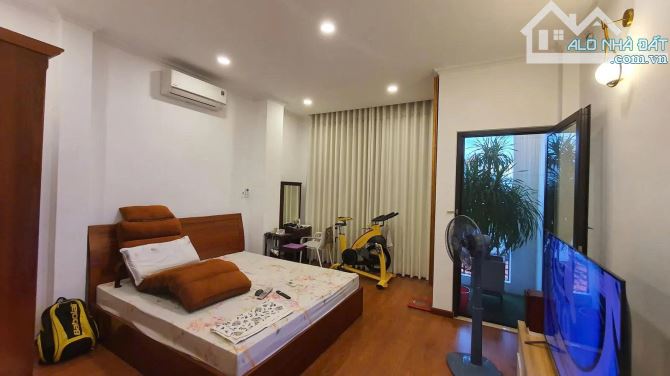 Bán nhà Trần Hưng Đạo Q1 – Hẻm xe hơi 3 tầng, 51m2, full nội thất, 19 tỷ