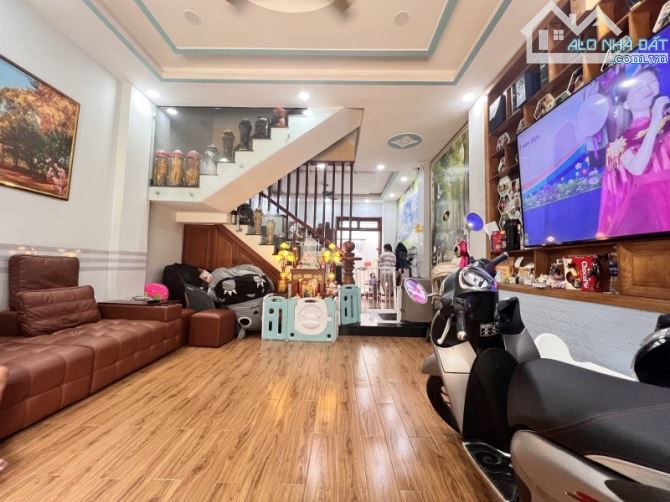 Bán nhà trong ngõ Đặng Văn Bi, Thủ Đức. DT 71m2, 3 tầng, 3PN. Sổ hồng, giá 6.9 tỷ. LH: