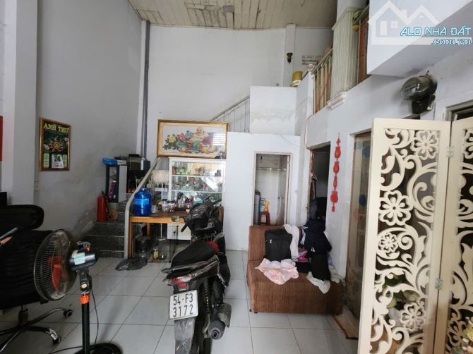 HXH đường Xóm Chiếu Q4 nhà 2 tầng 58m2 ngang lớn 8m chỉ 5tỷ.