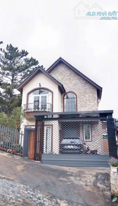 Bán Villa sân vườn nội thất hiện đại , 4PN, 200m2 trung tâm P.11 Đà Lạt Giá 11.5 tỷ.