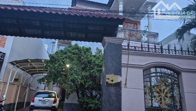 NHÀ ĐẸP Ở NGAY, NGANG HIẾM 10m, GẦN NÚT GIAO GÒ DƯA, 212m2 CHỈ 15,7 TỶ.