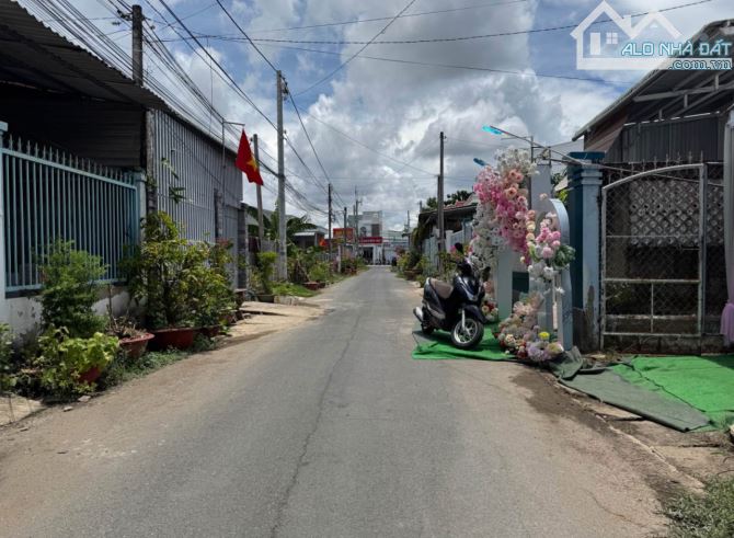 Nhà nhánh hẻm D5 nhánh nhựa trường đại học khu dân cư đông đúc