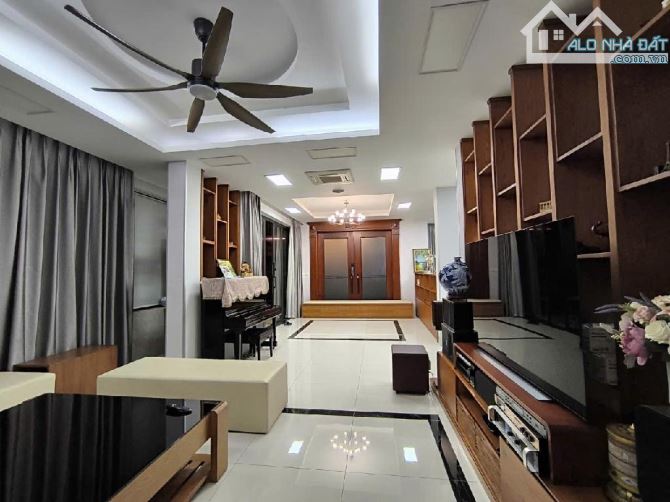 BÁN NHÀ BIỆT THỰ KHUẤT DUY TIẾN, 5 TẦNG ĐẸP, VỊ TRÍ ĐẮC ĐỊA, 150 M2, 41 TỶ 5