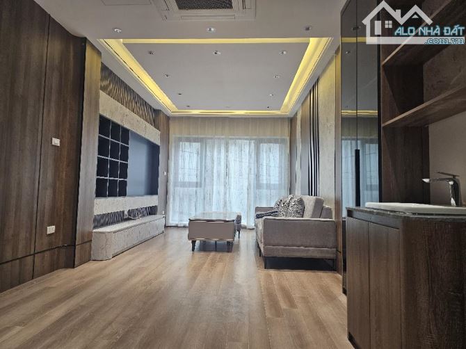 Bán nhà phố Ngọc Thụy  35m2-7 tầng- 11 tỷ hơn, thang máy, ô tô, gần cầu Chương Dương