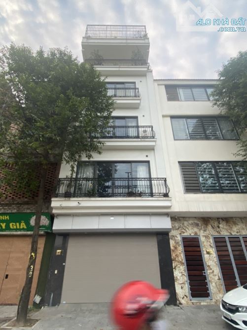 Cho thuê nhà phân lô Nguyễn Xiển DT 75m2 x 5 tầng thang máy, MT 4.5m. Giá 28tr/th