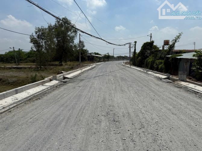 BÁN LÔ ĐẤT 2 MT NGAY NGUYỄN VĂN DƯƠNG THỊ TRẤN ĐỨC HOÀ DT 5X30 GIÁ 2TY250 SHR (TL) - 1