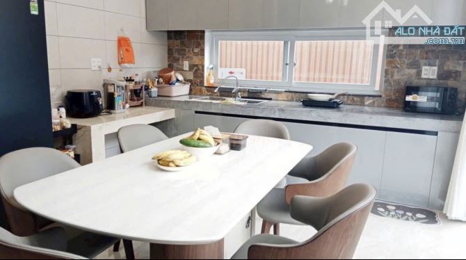 Bán Villa sân vườn nội thất hiện đại , 4PN, 200m2 trung tâm P.11 Đà Lạt Giá 11.5 tỷ. - 1