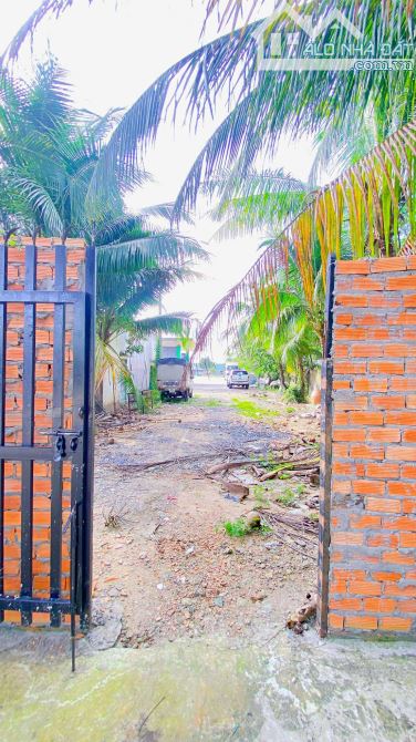 Cho thuê 630 m2 kho và sân đường Nguyễn Văn Linh 15 triệu - 14