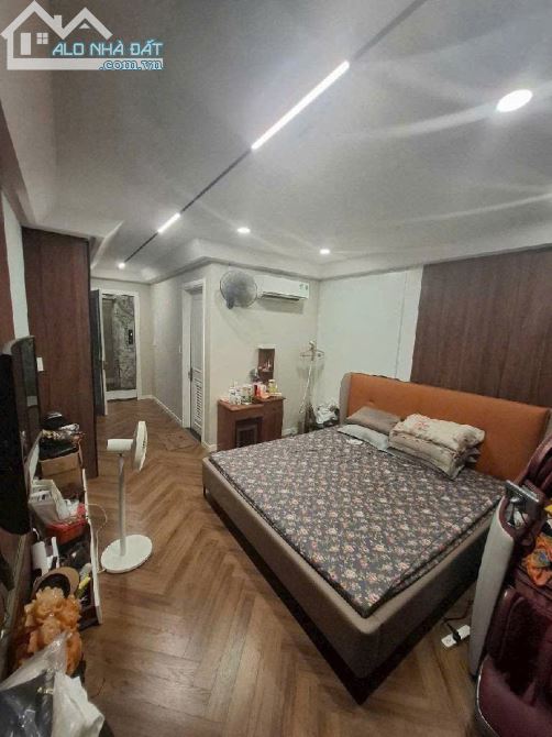 Bán nhà mặt phố Nguyễn Văn Cừ 7 tầng thang máy phun nội thất - 2