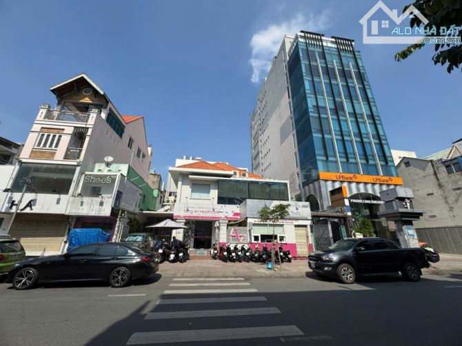 Bán Gấp Nhà Góc 2 Mặt Tiền Nguyễn Đình Chiểu P4 - Q3 -16m*25m - Hđt 9000$ - Gía : 200Tỷ - 2