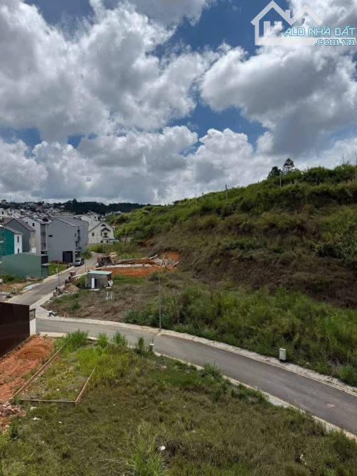 🏡 Cần Bán Nhà Đẹp 3 tầng mới xây KQH An Sơn . Đà Lạt giá 8.6 tỷ - 2