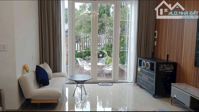 Bán Villa sân vườn nội thất hiện đại , 4PN, 200m2 trung tâm P.11 Đà Lạt Giá 11.5 tỷ. - 3