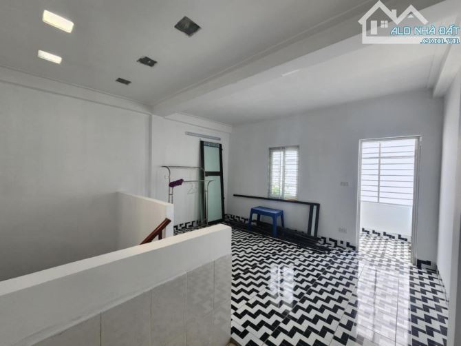 Hồ Tùng Mậu 37m. 5tầng. Nhà mới thiết kế hiện đại. Vị trí cực đẹp. 7,2 tỷ - 6