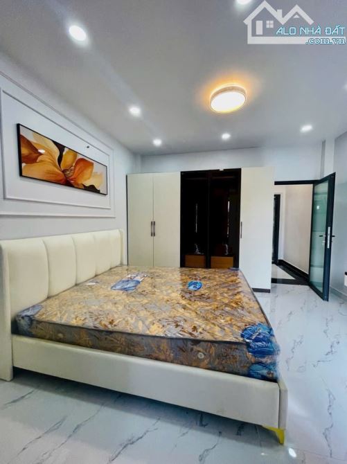 🏡 NHÀ ĐẸP GẦN QUẬN 7 – 1 TRỆT LỬNG 2 LẦU SÂN THƯỢNG – SỔ RIÊNG – HẺM XE HƠI - 7