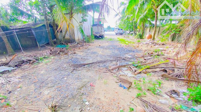 Cho thuê 630 m2 kho và sân đường Nguyễn Văn Linh 15 triệu - 8