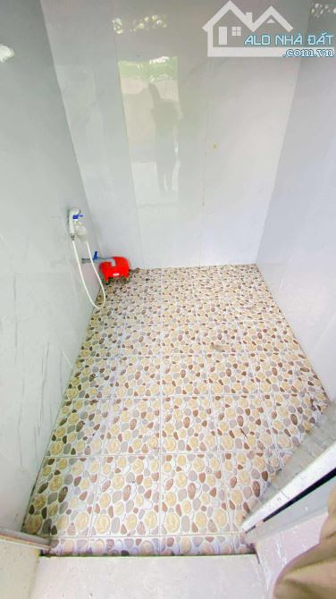 Cho thuê 630 m2 kho và sân đường Nguyễn Văn Linh 15 triệu - 9