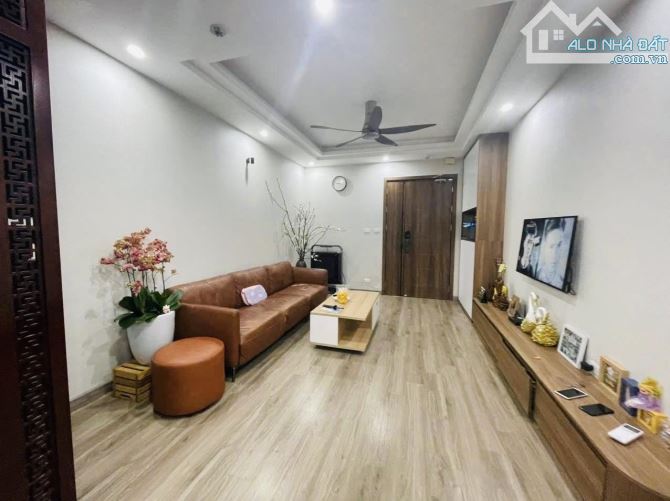Cần bán siêu phẩm căn góc 3 ngủ Cầu Giấy 95m2, full nội thất cao cấp, view đẹp