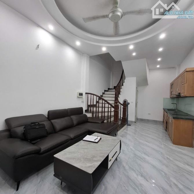 Bán nhà Trương Định, Ô tô đỗ cửa, Nhà mới đẹp, 31m2, 5 tầng, Giá 10,x tỷ