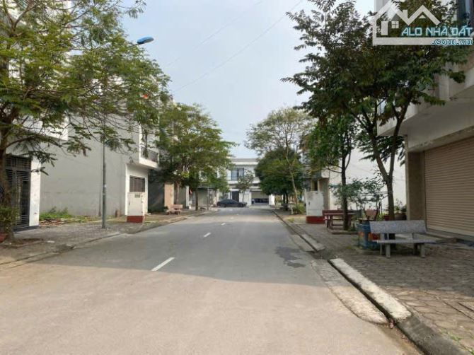 Bán đất TT Thắng- Hiệp Hoà- Bắc Giang. DT 100m2 x MT 5m. Ô tô tránh vỉa hè. Giá bán 2.2 tỷ
