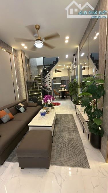 Phân lô, Oto đỗ cửa, phố Cổ Linh, Hàng xóm AeonMall Long Biên 34m2 x 5Tầng Giá 6Tỷ8 có TL