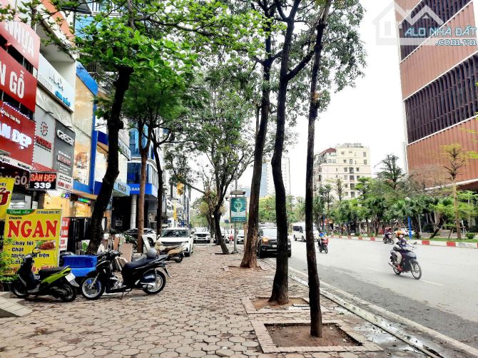 Bán nhà mặt phố Hoàng Quốc Việt - Vỉa hè, 7 tầng thang máy KD sầm uất đa dạng giá 35 tỷ