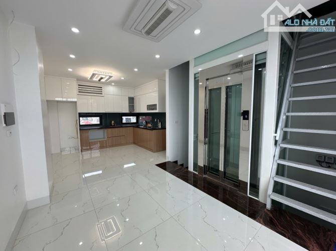 Hiếm, phân lô Hoàng Quốc Việt 63m x 7T, TM, gara, ô tô tránh, 2 mặt thoáng, full NT 25,2ty
