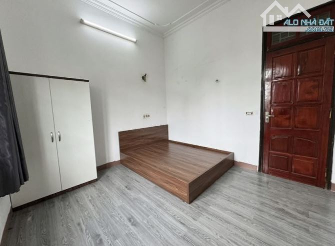 Bán nhà trung tâm Việt Hưng- 10m ra ngõ Container, Dân xây 37m2- Nhỉnh 6 tỷ