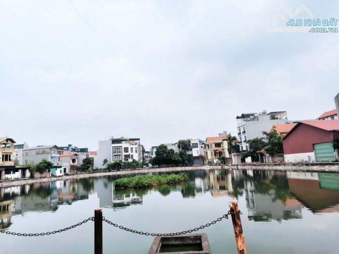 Cự khối - long biên - nhà đẹp full nội thất - cách nhà ra ô tô ngõ thông gần hồ