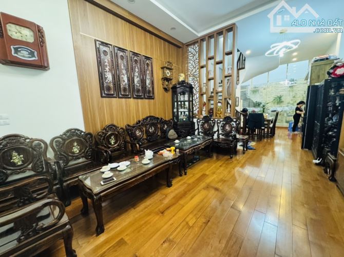 SIÊU PHẨM ĐỘI CẤN -PHÂN LÔ -Ô TÔ ĐỖ CỬA-NGÕ THÔNG - DÂN XÂY- 2 THOÁNG- Ô CHỜ THANG MÁY