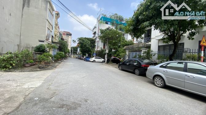 Bán nhà 4 tầng Long Biên, vị trí siêu đẹp, ô tô đỗ cửa, dân xây, dòng tiền 120 triệu/năm