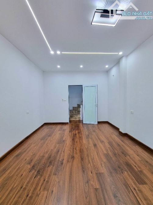 Nhà 30m2 Khương Đình, lô góc kinh doanh, 5 tầng, 5.x tỷ.Ngõ xe ba gác