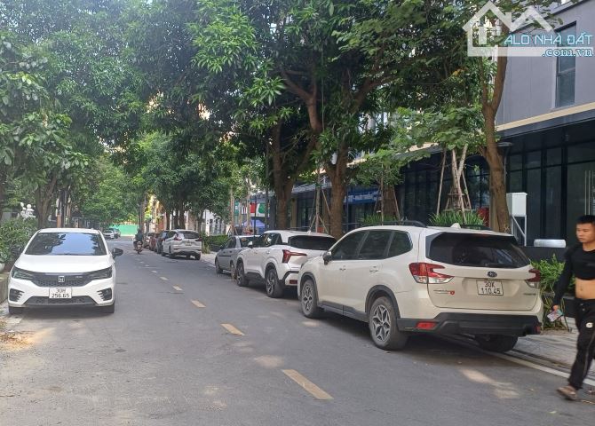 Bán đất phố Lạc Long Quân 95m2 MT 5m phân lô vỉa hè ô tô tránh giá 39.5 tỷ