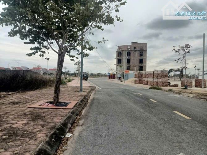 Bán đất TT Thắng- Hiệp Hoà- Bắc Giang. DT 100m2 x MT 5m. Ô tô tránh vỉa hè. Giá bán 2.2 tỷ - 1