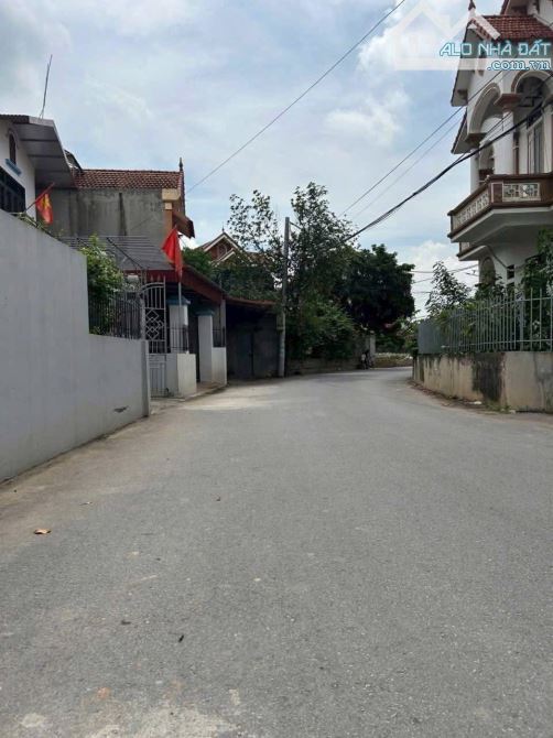 Chị gái cần tiền bán 2 mảnh đất 64,8m tại thôn CD Quán Trạch. Đường 7 chỗ đỗ cửa. 2,4ty - 1