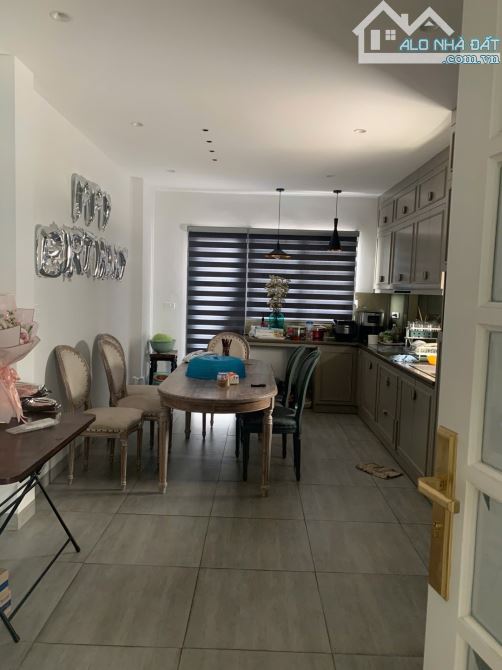 Bán nhà phố Trạm , DT 33m2 , MT 3.3m ,Xây 7 Tầng ,Giá 8.8 tỷ , Lô góc - Full nội thất - 1
